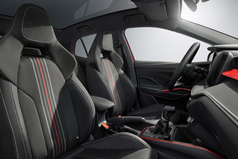 Die integrierten Kopfstüzen sind ein Hingucker, vermutlich aber konzeptbedingt nicht recht bequem. Dass der aktuelle Fabia noch immer eine manuelle Handbremse hat, ist ärgerlich