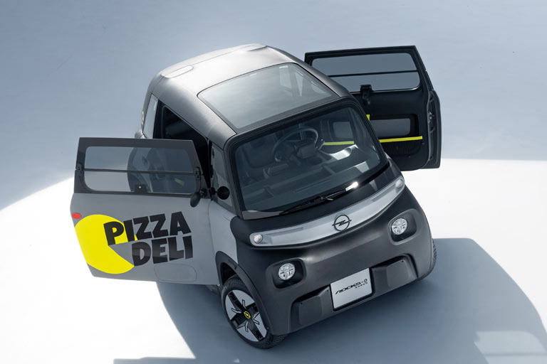 Weil der Rocks-e vorne/hinten und links/rechts symmetrisch ist, geht die Fahrertüre &raquo;falsch herum&laquo; auf. Die Dauerleistung liegt bei 8 PS, die Höchstgeschwindigkeit beträgt 45 km/h, und die Norm-Reichweite endet bei 75 Kilometern