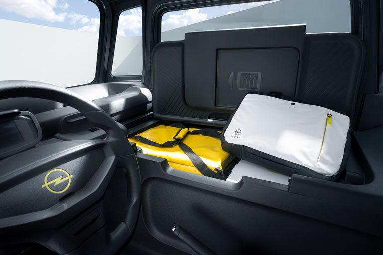 ... dessen Deckel sich zu beiden Seiten hin öffnen lässt, um vom Fahrerplatz oder der Beifahrertüre zu entladen