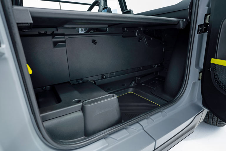 Insgesamt soll das Ladeabteil 400 Liter fassen. Es lässt sich auch horizontal teilen oder ganz ohne Deckel verwenden, der dann hinter dem Fahrersitz verstaubar ist