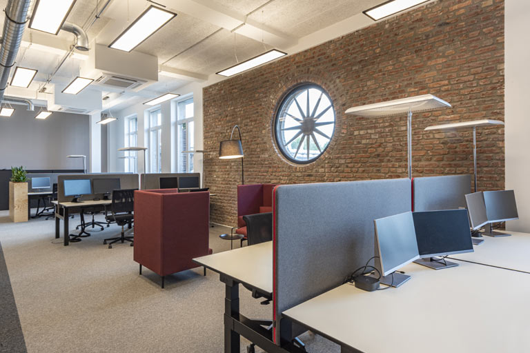 ... Ambiente innen und außen, sondern muss sich auch auf ein ganz neues Arbeitskonzept einlassen: Anstelle fester Arbeitsplätze werden diese Tische für Arbeitszeiten gebucht. Individualisierungsmöglichkeiten, Privatsphäre und Telefon sucht man vergebens