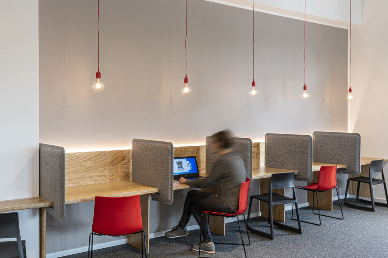 Außerdem stehen solche Mini-Arbeitsplätze mit Mini-Stühlen ohne Buchung zur Verfügung