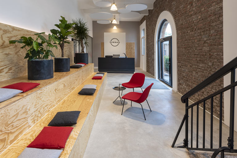 Im Übrigen ist das ganze Gebäude modern und loftartig ausgestattet, es gibt diverse Begegnungsorte in &raquo;