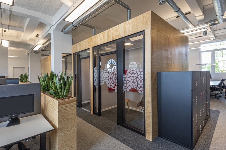 ... sind minimal klein. Nur die Bereiche Recht, Personal, Betriebsrat und mutmaßlich die Chefs haben feste, geschlossene Räume