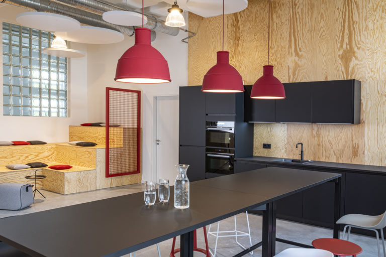 Mehrere Küchen und eine Terrasse gibt es auch. Zum Ensemble gehören 70 Parkplätze und ein Zusatzbau für die Presseabteilung und Schulungsräume