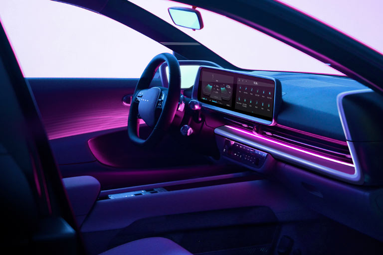 Schade, dass es vom Innenraum bisher nur dieses merkwürdige Bild mit dem besonders merkwürdigen Innenspiegel gibt. Prinzipiell wird es hier aber ähnlich aussehen wie im Ioniq 5