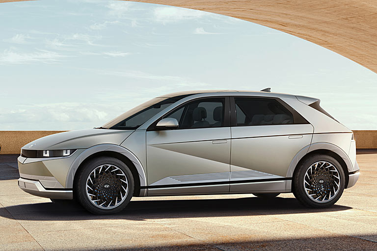 Der verfolgt außen mit herumgezogener Motorhaube, integrierten Scheinwerfern, Sicken und dem Verzicht auf ein drittes Seitenfenster jedoch einen völlig anderen Design-Ansatz