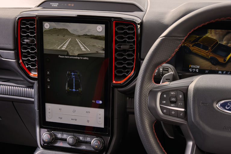 Interessanterweise hat der Ford Ranger eine doppelte Heizungsbedienung &ndash; und eine zusätzliche Kontrollleuchten-Reihe über dem Bildschirm