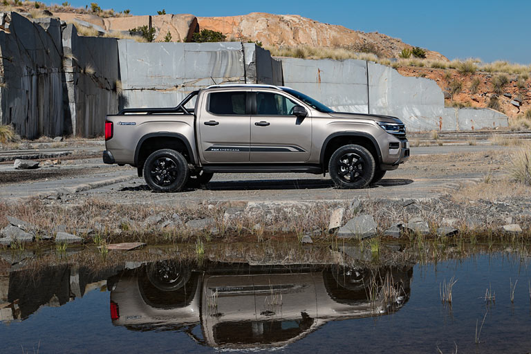 Das auf Offroad getrimmte Topmodell nennt sich PanAmericana und steht auf 18 Zoll kleinen schwarzen Rädern