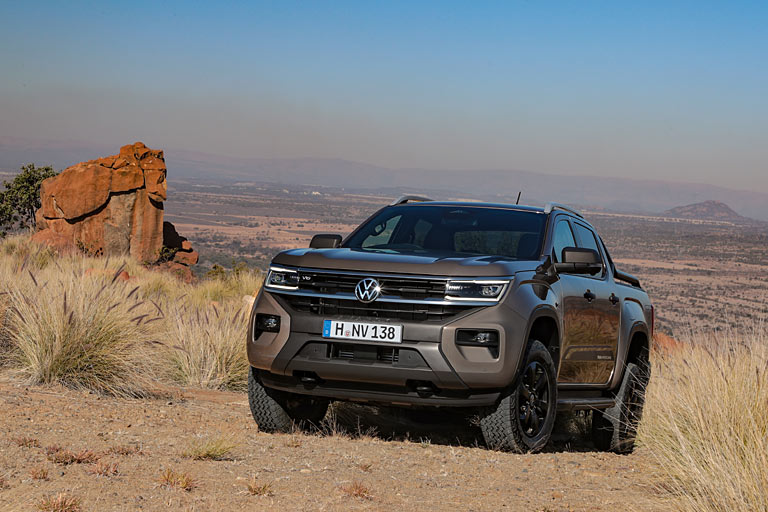 Der neue Amarok ist 10 cm länger, hat 17 cm mehr Radstand als der bisherige und darf nun 80 statt 50 Zentimeter tief waten. Cool ist er schon...