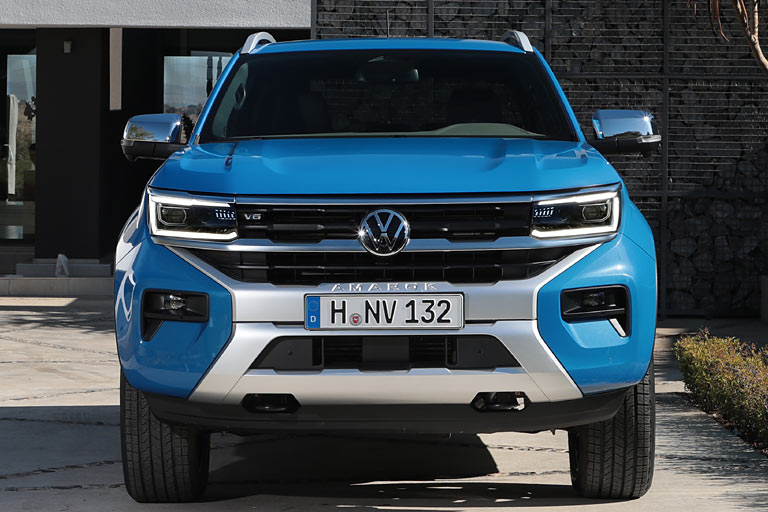 Natürlich tritt der Amarok bullig auf. VW hat das Auto bisher nur digital und nur in den Topversionen präsentiert, denen der X-förmige Look und andere Details vorbehalten sind