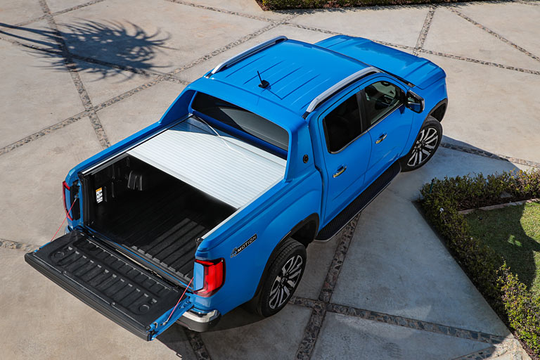 Die Ladefläche nimmt es mit einer querstehenden Europalette auf, die Zuladung insgesamt liegt bei bis zu 1,1 Tonnen. Eine elektrische Abdeckung gibt es auch, Gasdruckdämpfer für die Bordwand aber nicht