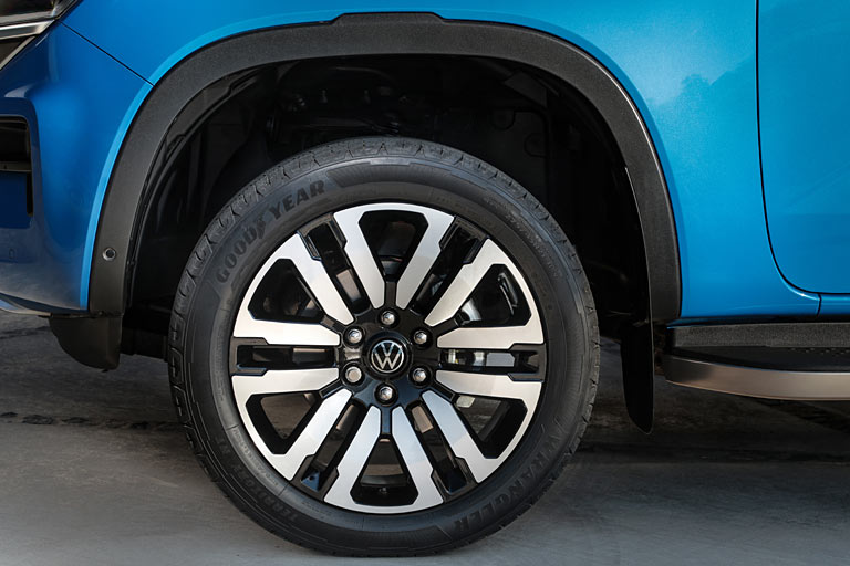 ... serienmäßig auf 20-Zoll-Rädern vorfährt, aber auch mit 21-Zöllern geordert weden kann wie das Fotomodell