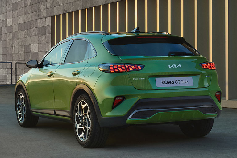 Die Heckpartie bekommt eine modifizierte Schürze, bleibt im Übrigen so unauffällig-gelungen wie bisher. Die grüne Lackierung ist neu und dem GT-Line vorbehalten