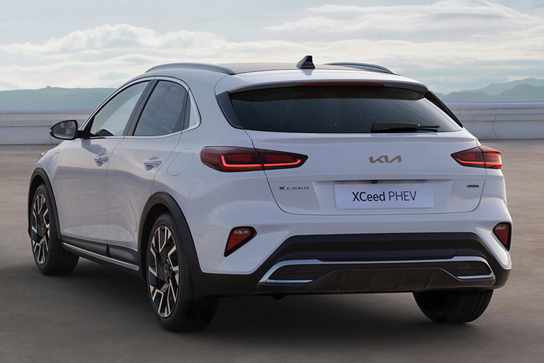 Die übrigen Versionen behalten die bisherigen Leuchten, die aber ebenfalls Voll-LED-Technik haben. Bild zeigt den Plug-in-Hybrid, der leider bei wenig Leistung und lahmen Aufladen bleibt