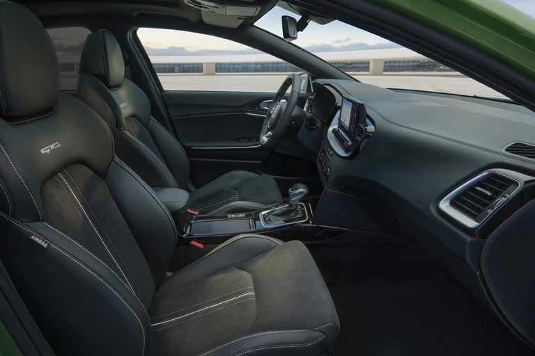 Blick ins Interieur der GT-Line: Schicke Sitze, schwarzer Dachhimmel und ein abgeflachtes Lenkrad sind die wichtigsten Zutaten. Das digitale Kombiinstrument ist auch künftig 12,3 Zoll groß