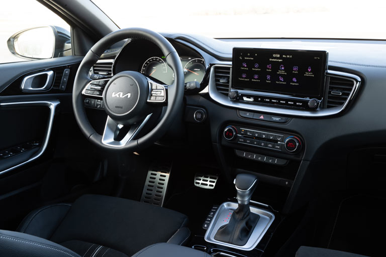 Dieses Bild zeigt das Vor-Facelift, die Unterschiede sind aber gering. Es bleibt beim 10,25-Zoll-Monitor und den separaten Tasten für Klima- und Audiosystem