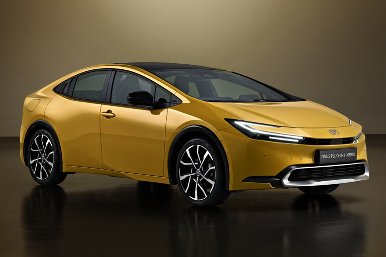 Achtung ... festhalten ... Gestatten, Toyota Prius, fünfte Generation, 2023. Aus dem hässlichen Entlein ist ein ansehnliches Auto geworden. Während Länge und Höhe um je etwa fünf Zentimeter sinken, legen Radstand und Breite zu