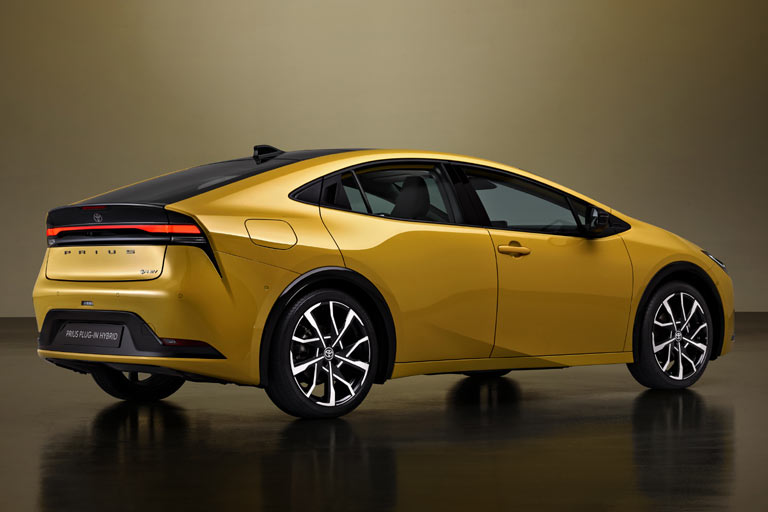 Auch in der Seitenansicht ist der neue Prius viel ruhiger, cleaner, schicker geworden. Da hätte man die hinteren Türgriffe gar nicht unbedingt &raquo;verstecken&laquo; müssen. Rädergröße jetzt bis zu 19 Zoll