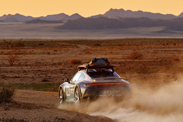 Wer mit dem 911 Dakar dem Alltag gen Horizont entfliehen mag, sollte damals den &raquo;richtigen&laquo; Job gewählt haben: Mit Designpaket geht es bei etwa 248.000 Euro los. Dafür bekommt man auch ein Trio aus Taycan, Macan und 718