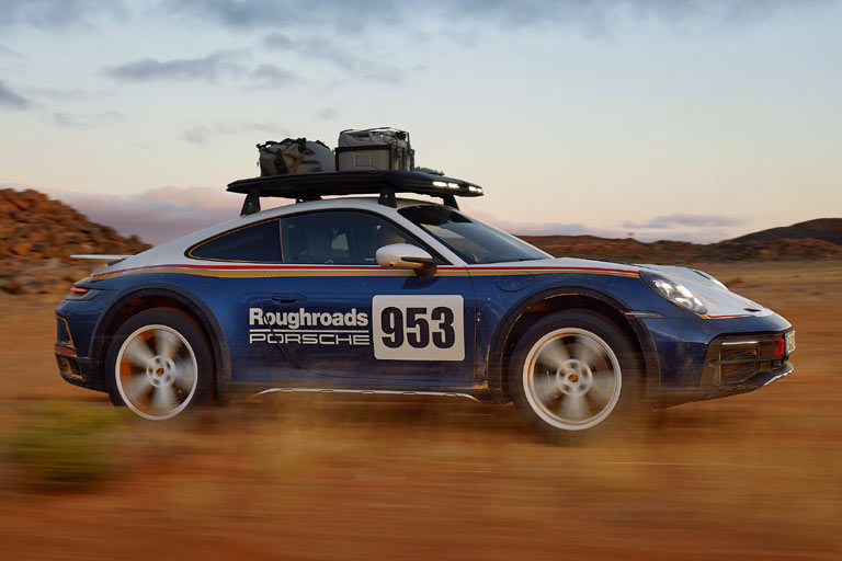 Der Dakar ist fünf Zentimeter höher gelegt als der normale Elfer und kann weitere drei Zentimeter nach oben bewegt weden. So kann man dann in der Theorie des Marketings mit bis zu 170 km/h durch die Wüste brettern