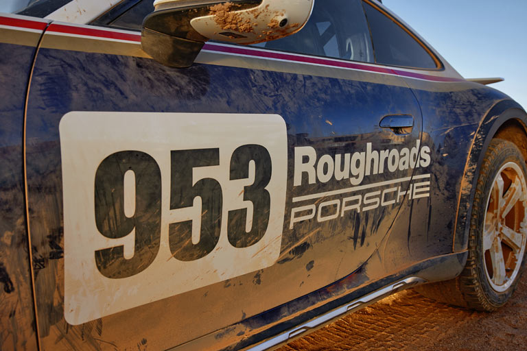 Breit und schmutzig &ndash; okay, cool sieht das aus, auch wenn es wohl nur in Photoshop entstanden ist. 2.500 Exemplare wird Porsche bauen. Die primitiven und unpraktischen Türgriffe des aktuellen 911 können wir noch mmer nicht glauben