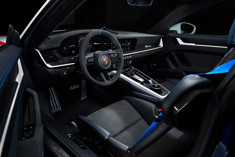 Das Interieur hat auch die ein oder andere Modifikation, ist insgesamt eher nicht wüstentauglich