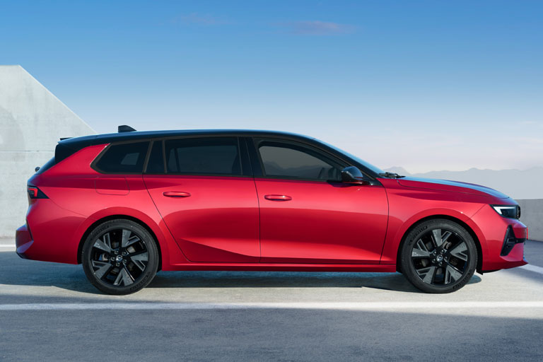 Innen- und Kofferraum sind durch die unterflur montierten Akkus nicht beeinträchtigt. 54 kWh Kapazität müssen deswegen ausreichen, entsprechend einer Norm-Reichweite von 416 Kilometern