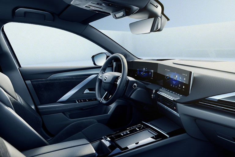 Von Software-Details abgesehen ist auch der Innenraum identisch zu den konventionel angetriebenen Astra-Varianten. Insgesamt ist das Ambiente modern, stellenweise chic, recht zeitlos und nicht zuletzt alltagstauglich