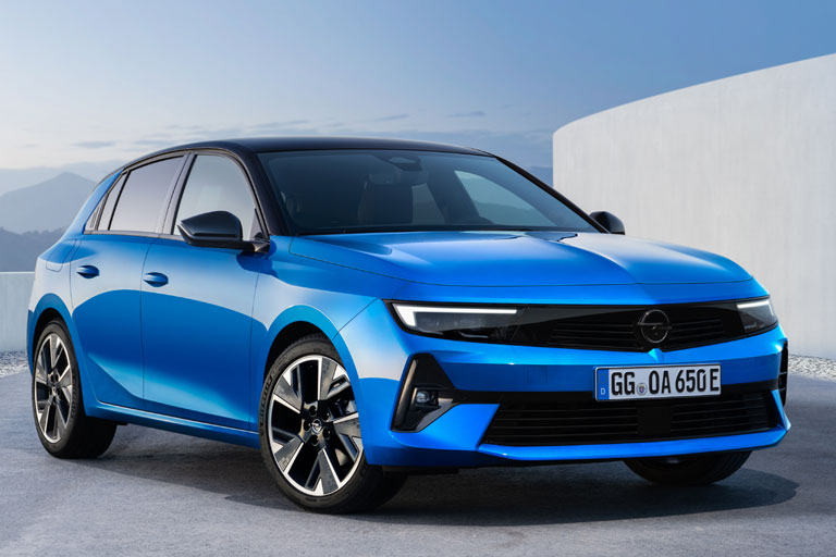 Auch der normale Fünftürer erscheint als Electric. Das kürzlich für den Plug-in lancierte GSe-Optikpaket bekommt der Stromer jedenfalls zunächst nicht