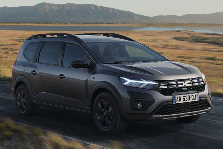 Der Dacia Jogger wird ab März 2023 auch als Hybridvariante ausgeliefert. Die Systemleistung liegt bei 140 PS, der Akku ist 1,2 kWh klein