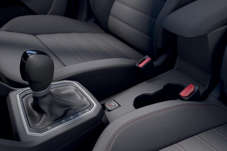 Die Kraftübertragung übernimmt ein kupplungsfreies Multi-Mode-Gteriebe. Die E-Handbremse und die große Mittelkonsole sind Standard