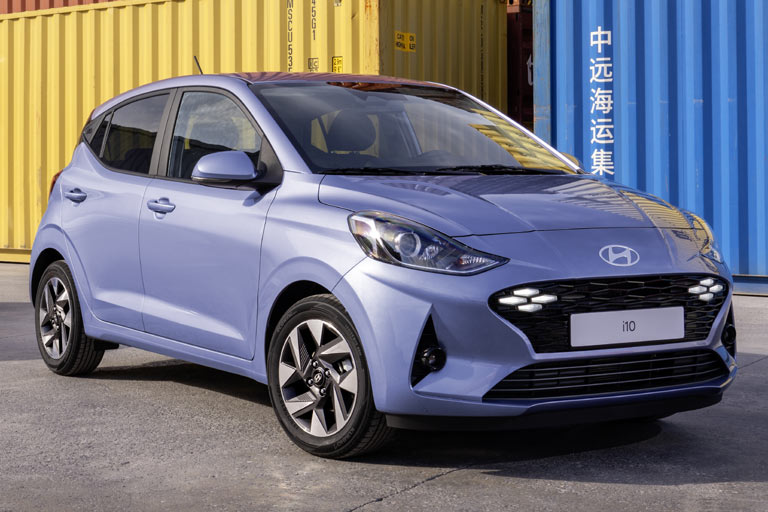 Hyundai spendiert seinem Kleinsten ein kleines Facelift, erkennbar am neuen Tagfahrlicht im Tucson-Stil. Neu sind auch die Räderdesigns und diese Außenlackierung