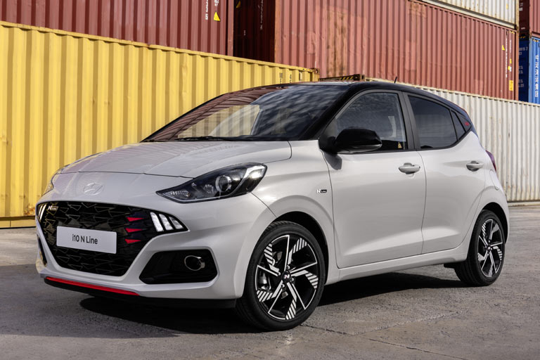 Der i10 N-Line, hier in der zweiten neuen Farbe, bleibt bis auf die neuen Räder optisch unverändert