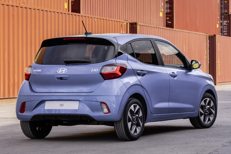 Der normale i10 trägt die gleiche Schürze, nur ohne rotes Band und ohne sichtbare Endrohre. Die Rückfahrkamera ist weiterhin im Kofferraumgriff beheimatet. Einzige Primitivität ist die nur singulär vorhandene Rückfahrleuchte