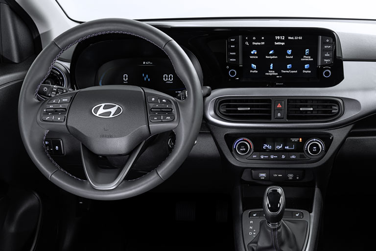 Für die Klasse klasse gemachtes Interieur mit 8-Zoll-Navi (ausstattungsabhängig). Neu ist das digitale Kombiinstrument, das &raquo;