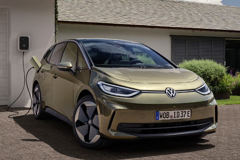 Gestatten, VW ID.3, 2023. Bereits zweieinhalb Jahre nach dem langwierigen Start kommt die Modellpflege. Wichtigste Kennzeichen sind die neue Schürze, die konturierte Motorhaube ohne &raquo;schwarzes Brett&laquo; sowie neue Farben wie diese nicht sehr fotogene Variante &raquo;