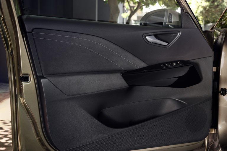 Die Sitzbezüge und Türverkleidungen sind wertiger ausgeführt als zuvor, eine praktischen schrägen Türgriff sucht man weiter vergebens