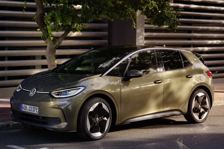 ... namens &raquo;Dark Olivine Green&laquo; und endlich ein echtes Schwarz. Das Klebedekor auf der C-Säule ist Geschichte, die silberne Dachleiste nun Standard