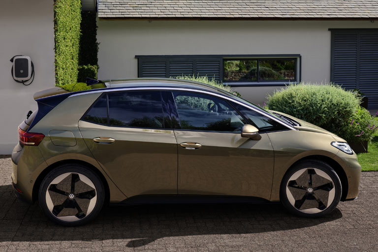 Leistung, Drehmoment, Akkugrößen, Ladeleistungen und Reichweiten bleiben unverändert, ebenso die erstaunlicherweise auf der richtigen Seite positionierte Ladeklappe