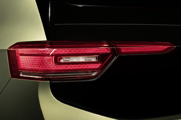 ... deren innerer Bereich fortan, nun ja, leuchtet - wie an anderen VWs vor vielen Jahren schon. Die Heckklappe bleibt weiter obligatorisch schwarz