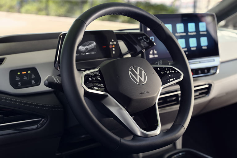 ... Lenkrad mit Tasten statt Touchflächen verschoben ist. Immerhin ist der Kranz jetzt animal-free ausgeführt. Auch am Mini-Fahrerdisplay mit seinem angeflanschten Wählhbel und dem merkwürdigen &raquo;Lichtzentrum&laquo; hält VW fest