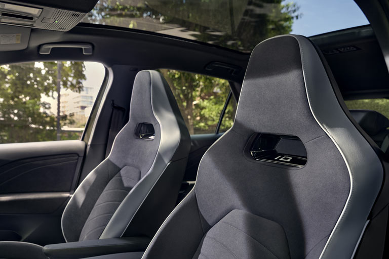 Integralsitze sind für viele schlicht unbequem, man wünscht sich verstellbare Kopfstützen. Das feste Panoramadach lässt sich nicht öffnen wie in jedem Golf