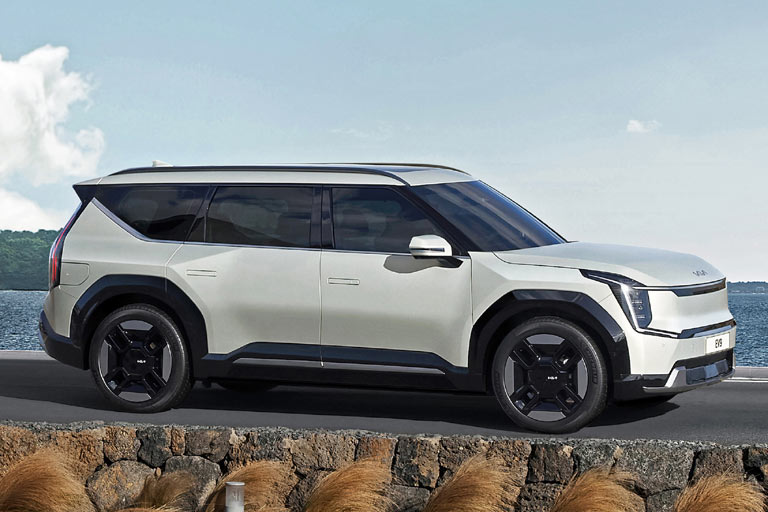 Gestatten, Kia EV9. Das neue Flaggschiff der Marke gibt sich groß und expressiv. Kennzeichen sind eine hohe, nahezu vertikale Front, ein waagerecht verlaufende Dachlinie, &raquo;