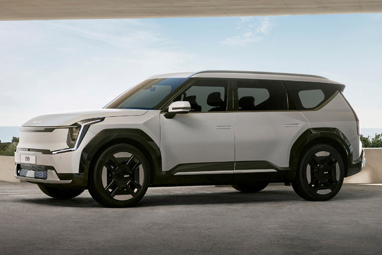 ... gerade Flächen mit versenkten Türgriffen, mächtige Radhäuser und eine umlaufend wirkende Fensterlinie. Zunächst gibt es nur konventionelle, stehende Außenspiegel. Schickes großes Tagfahrlicht