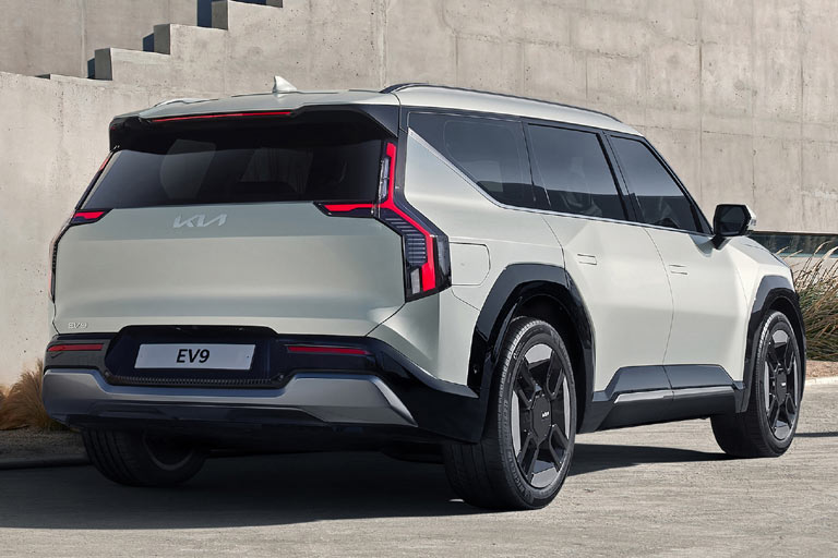 Große Flächen und weitverzweigte Leuchteinheiten kennzeichen auch das Heck. Prima: Ladebuchse auf der richtigen Seite. Der cleane Look wird unterstützt durch einen im mächtigen Dachspoiler versteckten Heckwischer