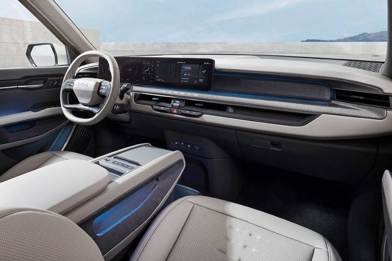 Groß, edel, reduziert: Blick ins EV9-Interieur. Schwebende Mittelkonsole ohne Übergang ins Dashboard. Interessanterweise kommt der EV9 ohne Dreiecksfenster an der A-Säule aus