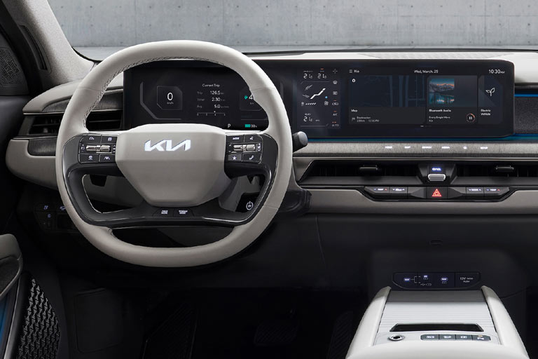 Die beiden 12,3-Zoll-Monitore werden mit einem 5-Zoll-Display für die Klimaanzeigen verbunden. Haptische Tasten und eine Lautstärkewalze gibt es auch noch