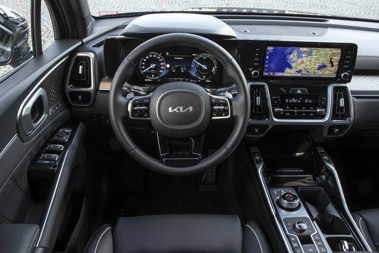 Zum Vergleich: Der für sich genommen gar nicht schlecht gemachte Sorento sieht im Vergleich alt aus