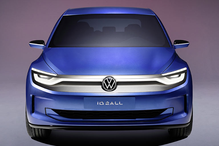 Der ID.2all guckt recht freundlich und einigermaßen zeitlos in die Welt und ist im Details bewusst reduziert. Nicht einmal mehr das Logo reicht in die Haube